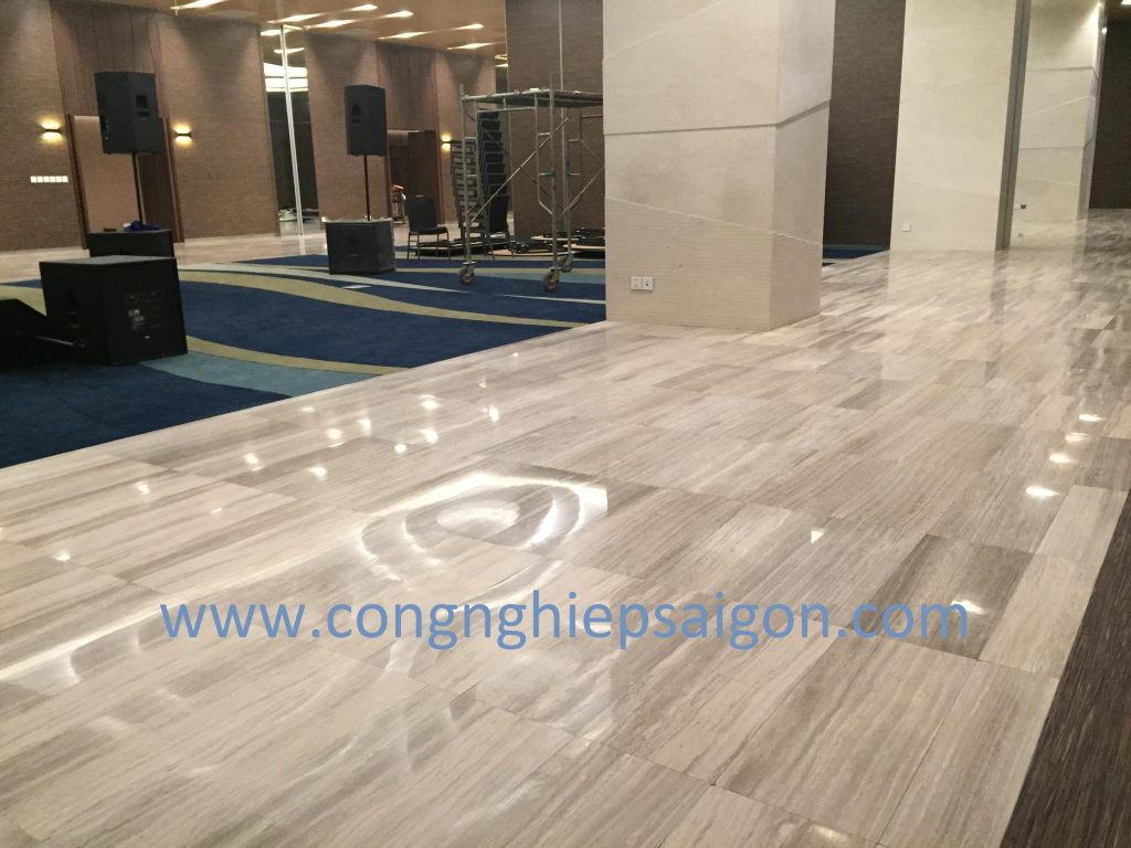 Sàn đá Marble bị mờ xước theo lối đi cần phục hồi đánh bóng