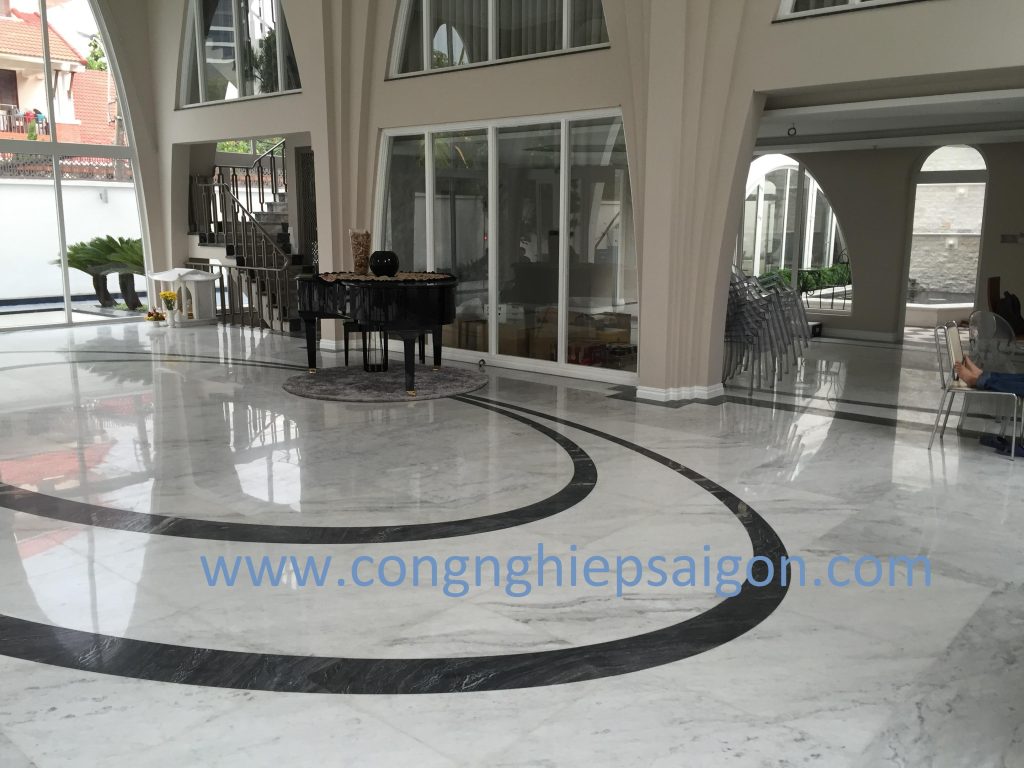 Kỹ thuật viên CNSG đánh bóng cơ học bề mặt sàn đá tự nhiên